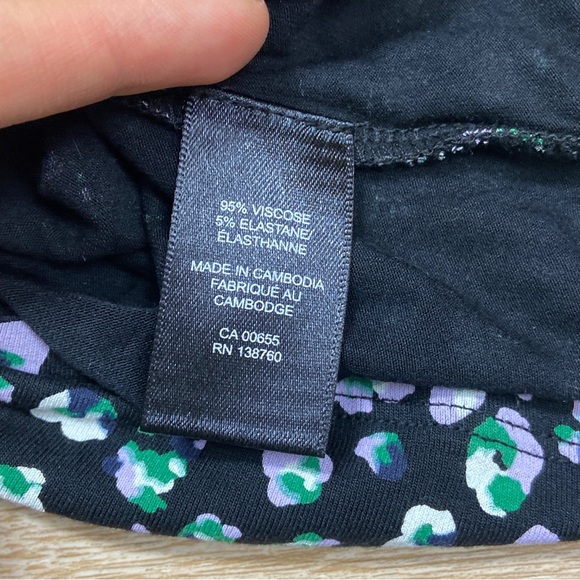 RW&Co v neck cross over pleated shoulder Black and Purple floral Top. Medium - Picture 7 of 8